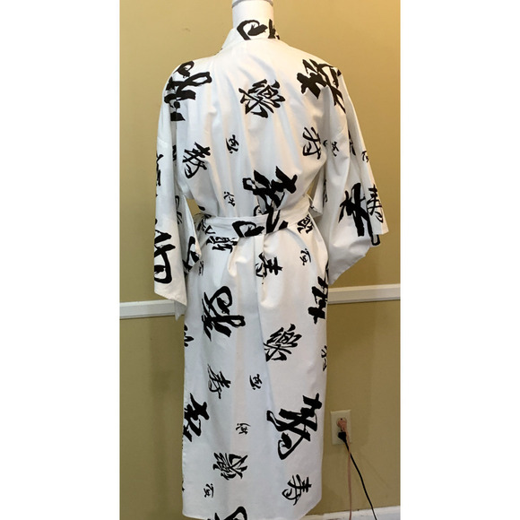 Neiman Marcus vintage black/white kimono robe, oriental, graphic, medium - Picture 3 of 8